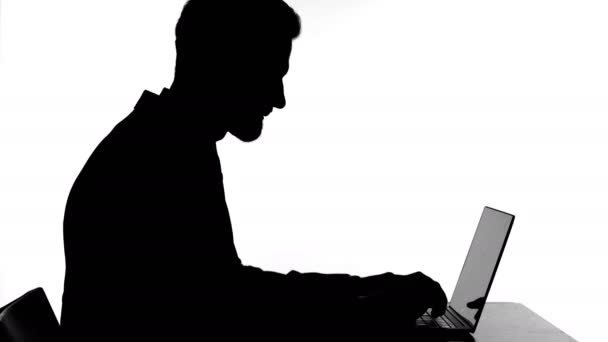 Silueta del hombre enfermo tosiendo mientras trabaja en el ordenador portátil
 - Metraje, vídeo