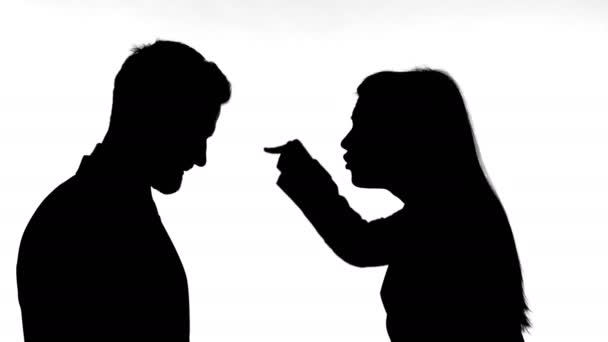 Silhouette della donna che combatte con l'uomo sullo sfondo bianco
 - Filmati, video
