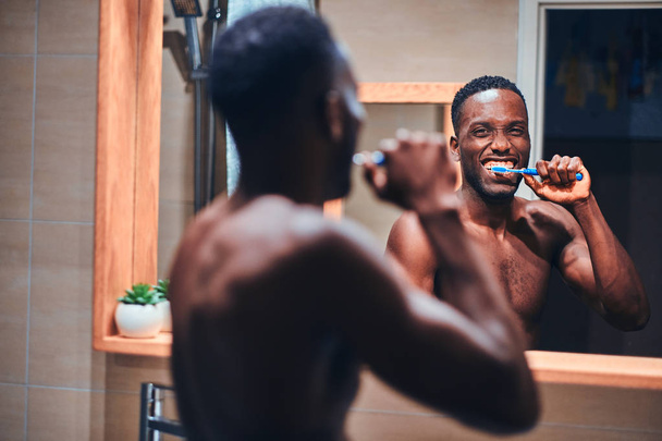Käsite suru rutiini - mies harjaa hampaitaan
 - Valokuva, kuva