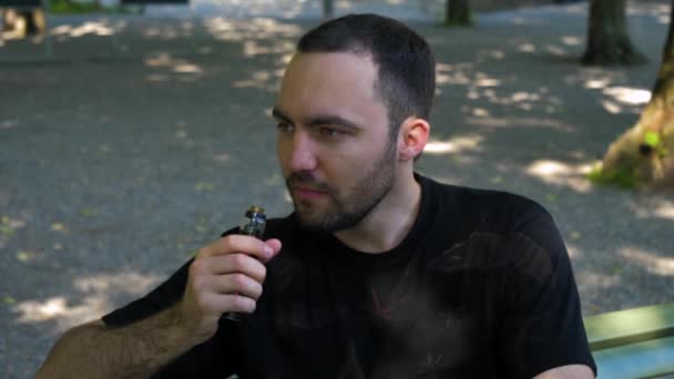 Man smoking the vape outdoors. - Filmati, video
