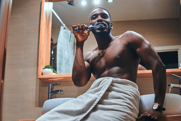 Concetto di routine lutto - l'uomo si lava i denti
 - Foto, immagini