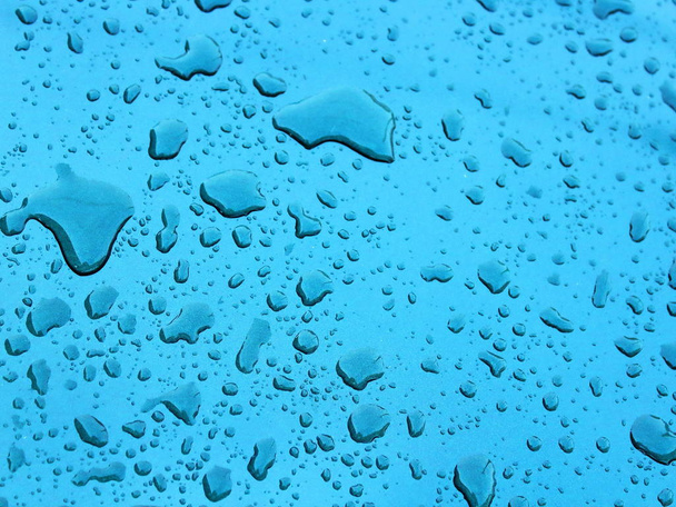 車のクローズアップテクスチャの背景のボンネット上の水の滴 - 写真・画像