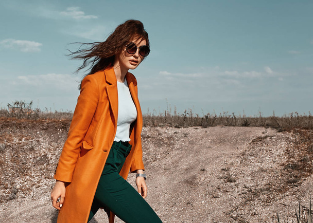 Autumn fashion. Beautiful attracrive young woman in bright autum - Foto, afbeelding