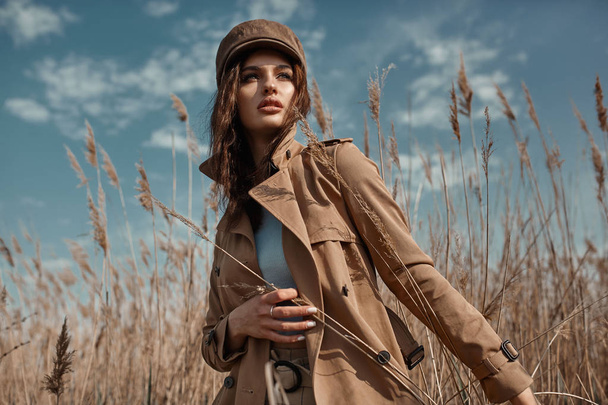 Beautiful Young Stylish Girl in Trench Coat Walking Autumn or Sp - Valokuva, kuva