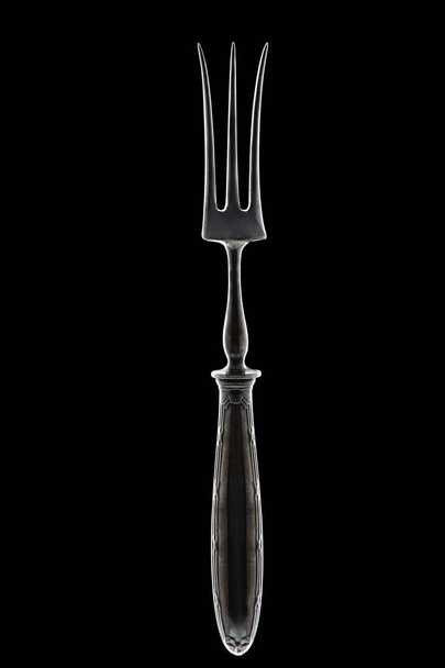 Carne vintage o tenedor de ensalada, tallar la cena Comida aislada en negro
 - Foto, Imagen