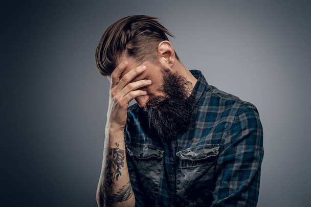 Retrato de homem barbudo doloroso no estúdio
 - Foto, Imagem
