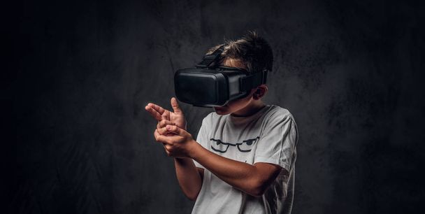 Retrato de niño con googles de realidad virtual
 - Foto, imagen