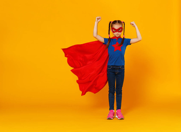 concepto de traje de superhéroe infantil en el fondo amarillo
 - Foto, Imagen