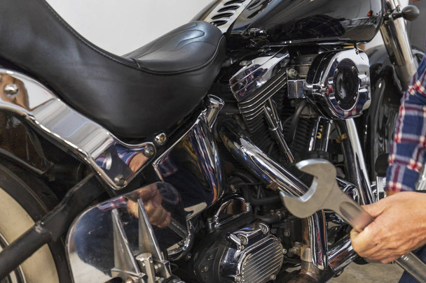 Механічний ремонт мотоцикла
 - Фото, зображення