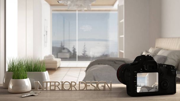 Architetto fotografo designer desktop concept, fotocamera su scrivania in legno con schermo che mostra progetto di interior design, scena offuscata sullo sfondo, moderno modello di idea camera da letto - Foto, immagini