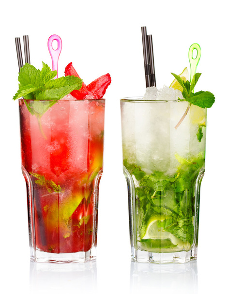 Deux cocktails mojito aux fraises et aux lime fruits isolés
 - Photo, image
