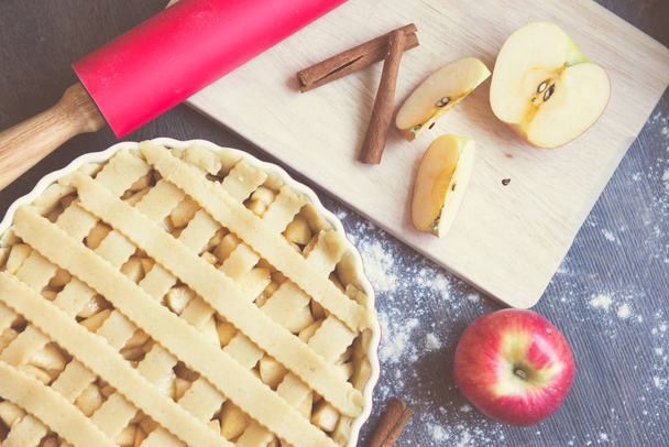 Traditional homemade apple pie and ingredients on wooden backgro - Foto, afbeelding