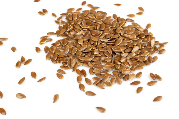 Algunas semillas de lino, semillas de lino, se extienden sobre fondo blanco. Dieta y concepto de alimentación saludable
. - Foto, Imagen