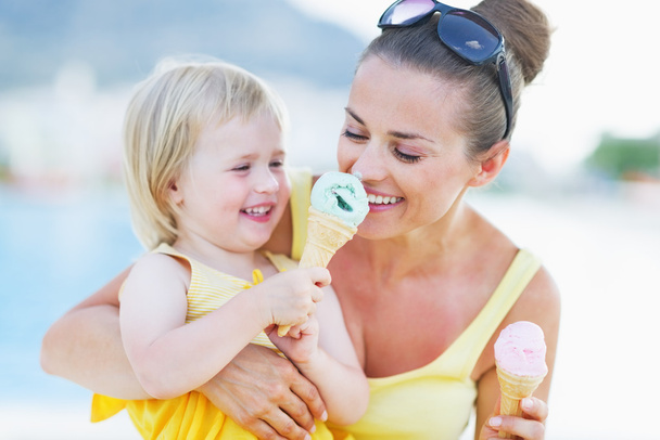 Smiling baby giving mother ice cream - Fotoğraf, Görsel
