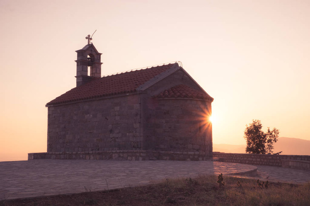 Kostel svatého Sava při západu slunce v Černé hoře - Fotografie, Obrázek