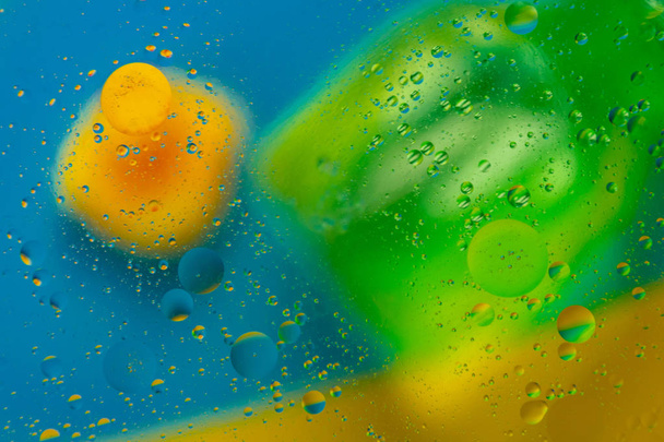 Micro modello molecolare astratto di bolle di olio colorate sull'acqua
.  - Foto, immagini