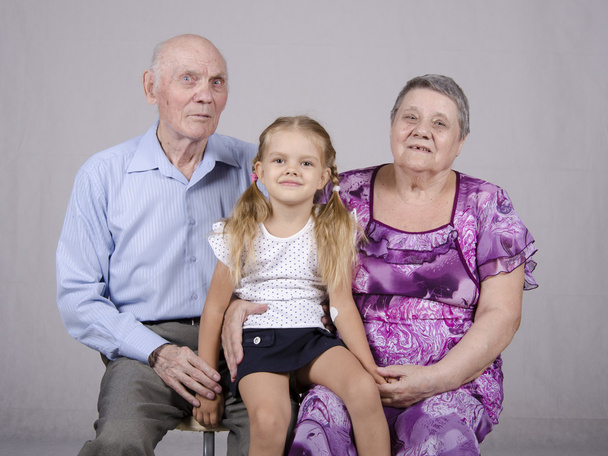 Ryhmäkuva: isoäiti, isoisä ja tyttärentytär
 - Valokuva, kuva