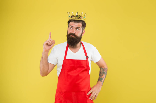 Cook food. Cook with beard and mustache yellow background. Kitchen is my kingdom. Ideas and tips. Chief cook and professional culinary. Royal recipe. Man king cook wear cooking apron and golden crown - Foto, imagen