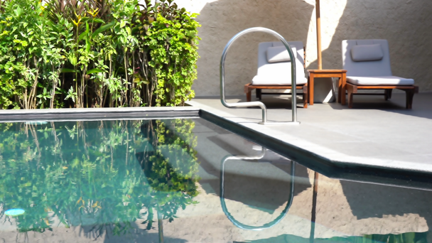 Imágenes tranquilas de la piscina vacía en el hotel resort - Metraje, vídeo