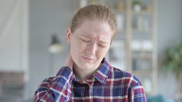 Nahaufnahme einer jungen Frau mit Nackenschmerzen - Filmmaterial, Video