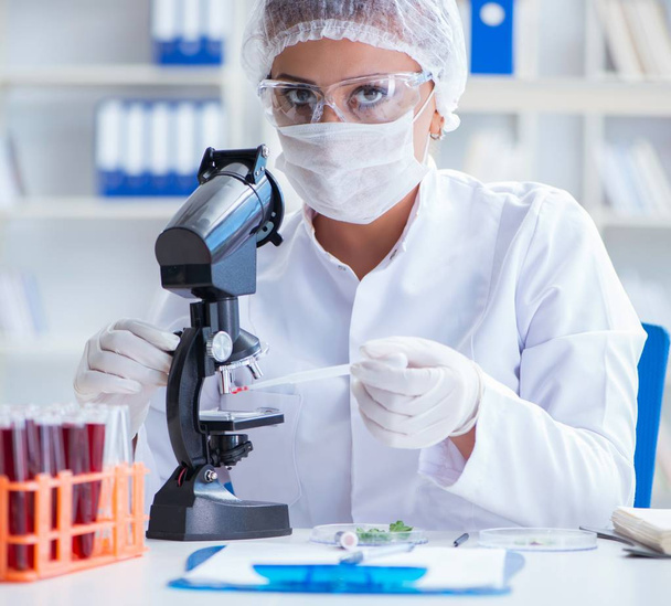 Female scientist researcher conducting an experiment in a labora - Foto, afbeelding