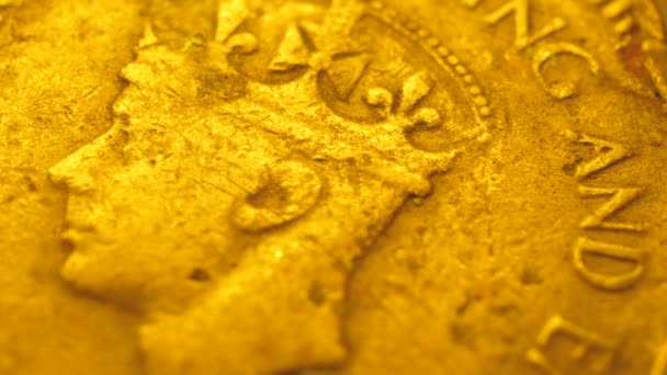 Nahaufnahme einer detaillierten alten Münze - Filmmaterial, Video