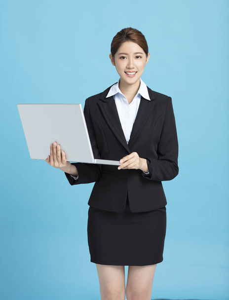 hymyilevä aasialainen liike nainen, jolla kannettava tietokone
 - Valokuva, kuva