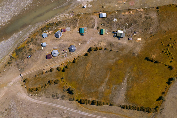 Вид с воздуха на поселок в горах Алтая с небольшим хо
 - Фото, изображение