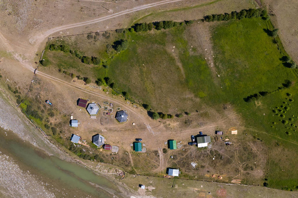Vista aérea superior de um assentamento nas Montanhas Altai com smal
 - Foto, Imagem