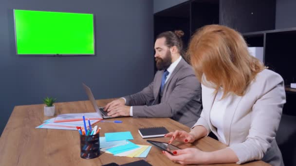 επιχειρηματίες που εργάζονται με χρήση συσκευών στο γραφείο - Πλάνα, βίντεο