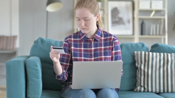 Fiatal nő vásárlás interneten keresztül laptop - Felvétel, videó