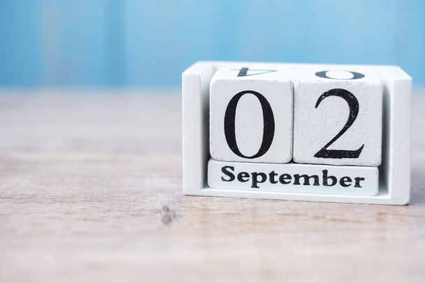 2 сентября белого календаря на деревянном фоне. место для копирования
 - Фото, изображение