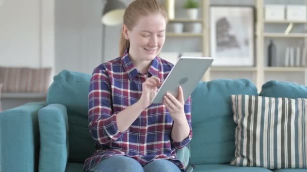 Young Woman Excited Using Tablet Computer - Filmagem, Vídeo