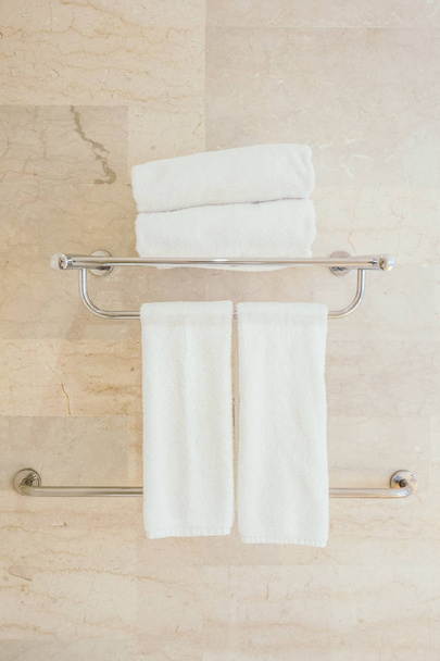 білий рушник у ванній
 - Фото, зображення