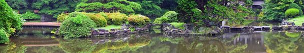 traditionelle japanische Gärten in öffentlichen Parks in Tokio, Japan. Blick auf steinerne Laternen, Seen, Teiche, Bonsai und Wildtiere auf Wegen und Wegen. Asien.  - Foto, Bild