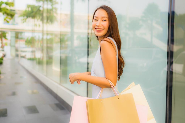 Retrato hermosa joven asiática mujer feliz y sonrisa con shoppi
 - Foto, Imagen