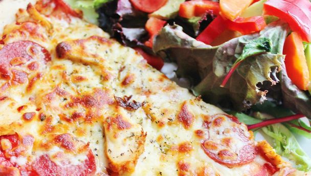 Formaggio di pizza con insalata nutriente sana
 - Foto, immagini