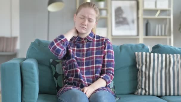 Fiatal nő ülés miközben nyaki fájdalom - Felvétel, videó