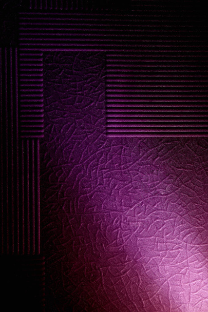 Sur le fond avec un motif de rayon de lumière diagonale violet clair
 - Photo, image