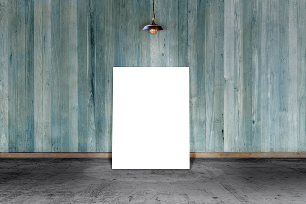 Плакат, стоящий на ламинате с лампой и деревянной стеной. написать текст на бумаге для рекламы или связей с общественностью
 - Фото, изображение