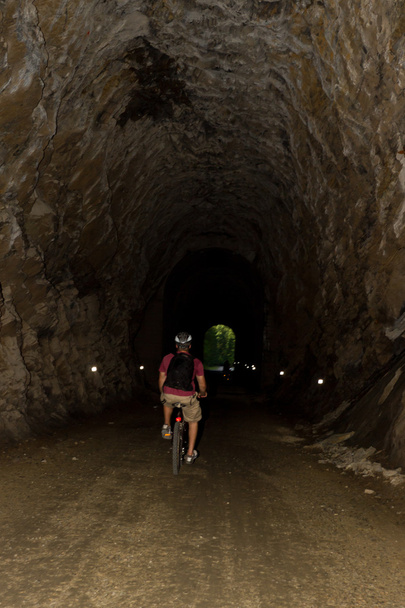 ποδηλασία σε μια σπηλιά - Φωτογραφία, εικόνα