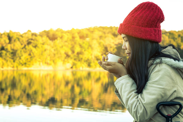 Las mujeres se sientan y beben café en la hermosa naturaleza
. - Foto, imagen