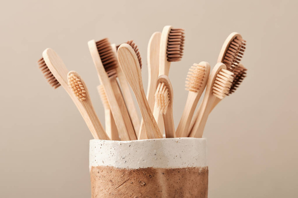 Wooden Eco Toothbrush in Brown Ceramic Cup - Φωτογραφία, εικόνα