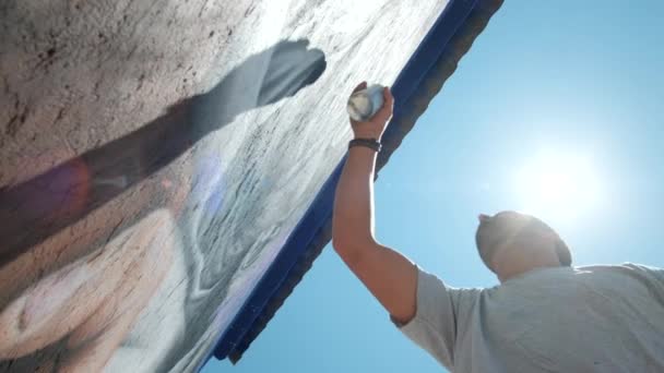 Молодий творчий художник спрей живопису графіті про світ і паломництво по шляху Сент-Джеймс або Каміно-де-Сантьяго, Іспанія. Досвідчений чоловік, креативність та художні роботи. Повільний рух - Кадри, відео