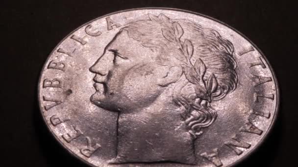 Zavřít záběry detailních starých mincí - Záběry, video