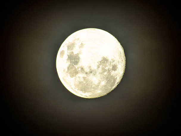 Φεγγάρι στη μέση δρόμο σε καθαρό ουρανό. - Φωτογραφία, εικόνα
