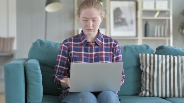Jonge vrouw videobellen op laptop - Video