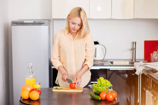 Young woman cooking in the kitchen - Foto, Bild