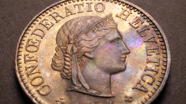 Zavřít záběry detailních starých mincí - Záběry, video
