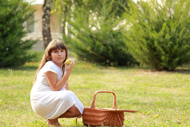 Little girl in white dress in the park - 写真・画像